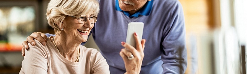 Najbolji Apple i Android mobiteli za starije osobe i njihove prednosti